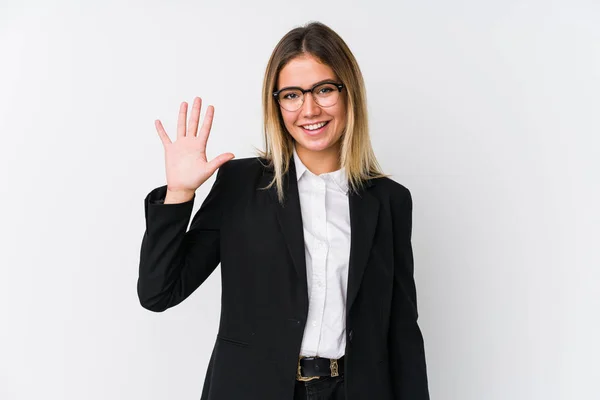 Νεαρή Επιχειρηματίας Καυκάσιος Γυναίκα Χαμογελά Χαρούμενα Εμφάνιση Νούμερο Πέντε Δάχτυλα — Φωτογραφία Αρχείου