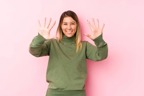 Νεαρή Καυκάσια Γυναίκα Που Ποζάρει Απομονωμένη Δείχνοντας Νούμερο Δέκα Χέρια — Φωτογραφία Αρχείου