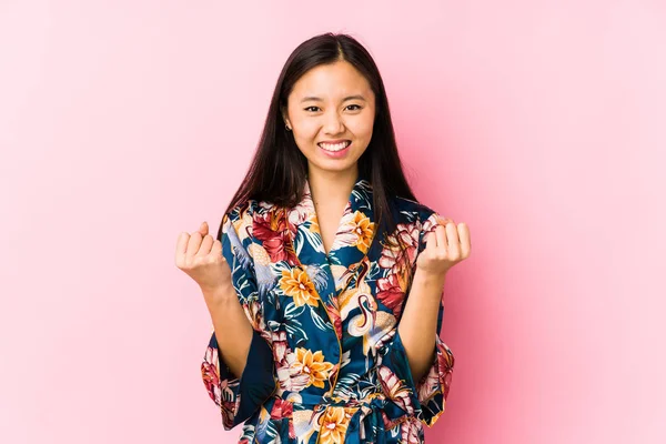 Giovane Donna Cinese Che Indossa Pigiama Kimono Isolato Tifo Spensierato — Foto Stock