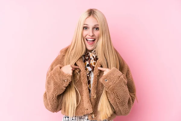 Ung Blond Kvinna Bär Rock Mot Rosa Bakgrund Förvånad Pekar — Stockfoto