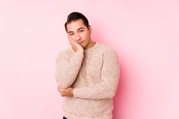 Junge Kurvige Mann Posiert Einem Rosa Hintergrund Isoliert Die Gelangweilt — Stockfoto