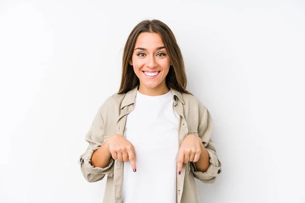 Mujer Joven Caucásica Aislada Apunta Hacia Abajo Con Los Dedos — Foto de Stock