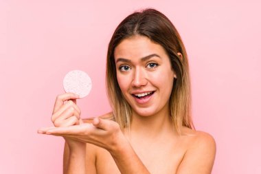 Elinde bir yüz diski olan beyaz bir kadın, avuç içi fotokopi alanı tutmaktan etkilenmiş..