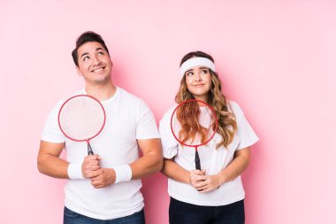 Badminton oynayan genç çift amaçlarına ve amaçlarına ulaşmayı hayal ediyor.