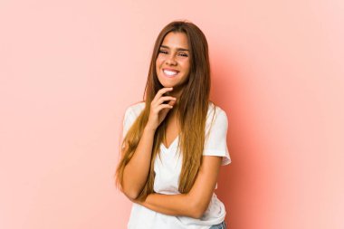 Güzellik yapan genç beyaz kadın yalnız poz veriyor.