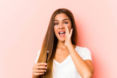 Deri fırçası tutan beyaz bir kadın heyecanla bağırıyor..