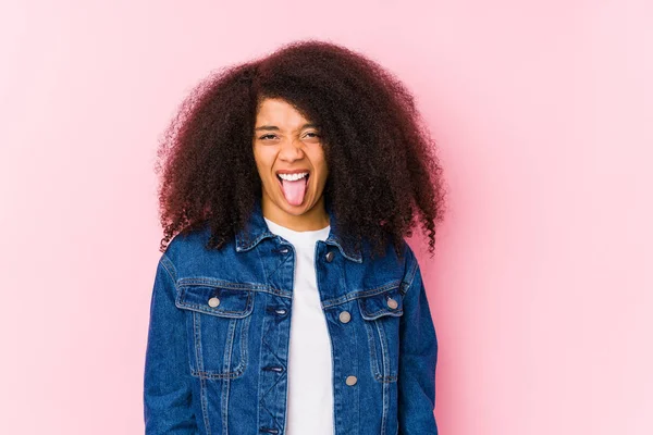 年轻的非洲裔美国女人幽默而友善地伸出舌头 — 图库照片