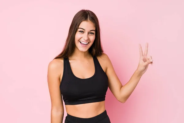Joven Mujer Fitness Caucásica Haciendo Deporte Aislado Mostrando Signo Victoria — Foto de Stock