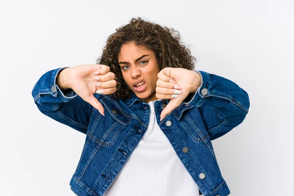 Jovem Afro Americana Mostrando Polegar Para Baixo Expressando Antipatia — Fotografia de Stock