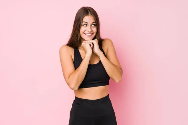 Joven Caucásico Fitness Mujer Haciendo Deporte Aislado Mantiene Las Manos —  Fotos de Stock