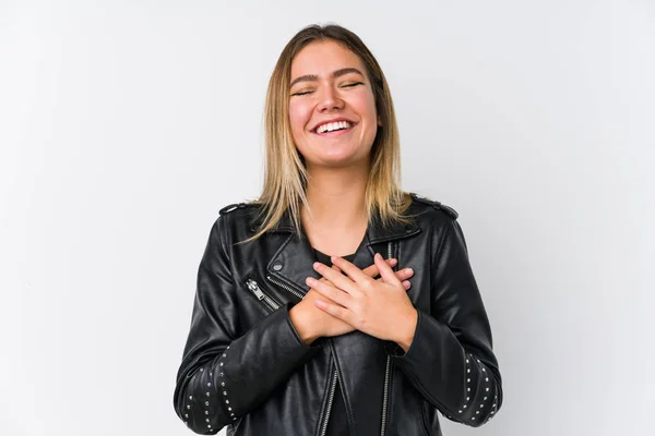 Ung Kaukasisk Kvinna Klädd Svart Skinnjacka Skrattar Hålla Händerna Hjärtat — Stockfoto