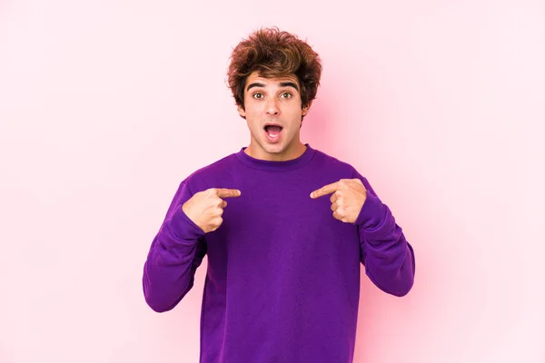 Young Caucasian Man Pink Background Isolated Surprised Pointing Finger Smiling — Stock Photo, Image