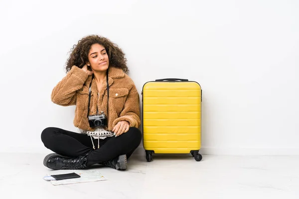 Mujer Afroamericana Joven Lista Para Viaje Tocando Parte Posterior Cabeza — Foto de Stock