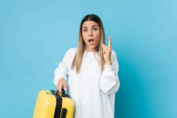 Joven Mujer Caucásica Sosteniendo Una Maleta Que Tiene Una Gran — Foto de Stock