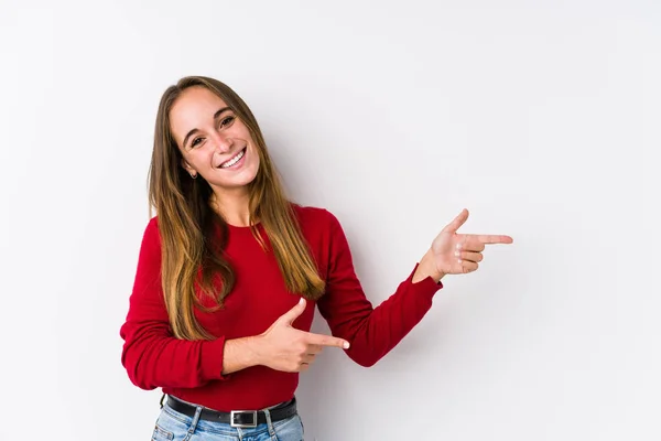 Jovem Caucasiana Posando Isolado Animado Apontando Com Dedos Indicador Distância — Fotografia de Stock