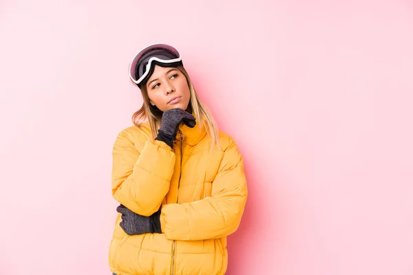 Young Caucasian Woman Wearing Ski Clothes Pink Background Looking Sideways — 스톡 사진