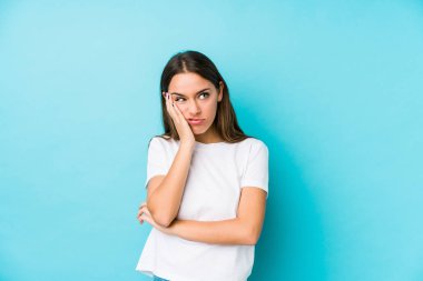 Sıkılmış, yorgun ve dinlenmeye ihtiyacı olan Kafkasyalı genç bir kadın..