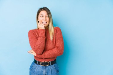Kafkasyalı genç bir kadın izole edilmiş poz veriyor. Rahatlamış bir şekilde fotokopi odasına bakıyor..