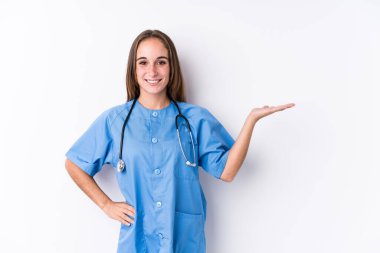 Bir avuç içinde fotokopi çeken ve belinde başka bir el tutan genç hemşire..