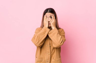 Kafkasyalı genç bir kadın parmaklarıyla gözünü kırp korkmuş ve gergin..