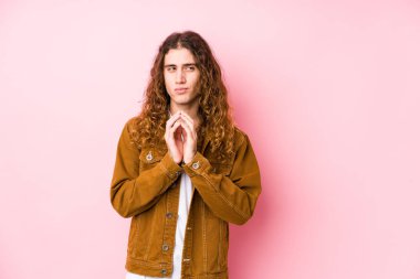 Genç, uzun saçlı adam münzevi bir plan yapıyor, bir fikir kuruyor..