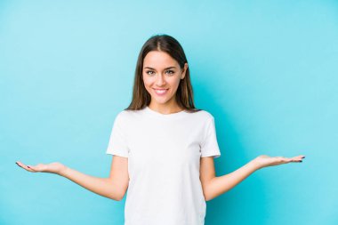 Kafkasyalı genç bir kadın izole edilmiş, hoş bir ifade sergiliyor..