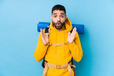 Sırt çantalı genç Arap gezgin şaşırdı ve şok oldu..