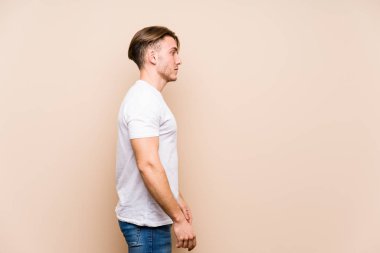 Kafkasyalı genç adam tek başına poz veriyor, sola bakıyor, yandan bakıyor..