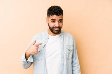 Genç, melez Arap bir adam seni işaret ederek izole etti. Sanki seni davet ediyormuş gibi..