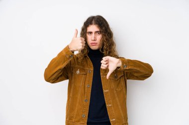 Uzun saçlı adam kendini soyutlamış baş parmağını kaldırıyor, zor seçim konsepti.