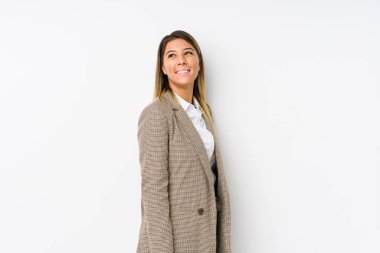 Kafkasyalı genç bir iş kadını yalnız. Gülümsüyor, neşeli ve keyifli görünüyor..