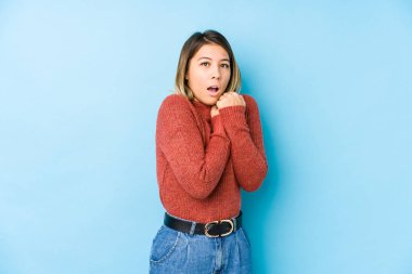 Kafkasyalı genç kadın yalnız poz veriyor korkmuş ve korkmuş..