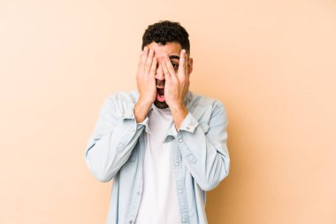 Genç, melez, Arap bir adam yalnız. Korkmuş ve gergin parmaklarıyla göz kırp..