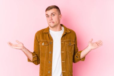 Kafkasyalı genç bir adam, kafası karışmış ve omuz silkiyor..