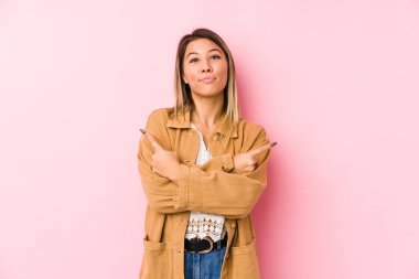 Kafkasyalı genç bir kadın iki seçenek arasında seçim yapmaya çalışıyor..