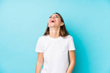 Kafkasyalı genç bir kadın izole edilmiş, rahat ve mutlu bir şekilde gülüyor, boynunda dişlerini gösteriyor..