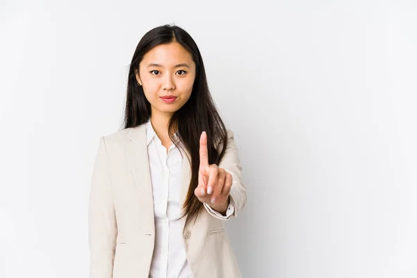 Junge Business Chinesin Isoliert Zeigt Nummer Eins Mit Finger — Stockfoto