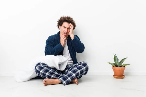 Älterer Mann Pyjama Sitzt Auf Dem Boden Des Hauses Und — Stockfoto