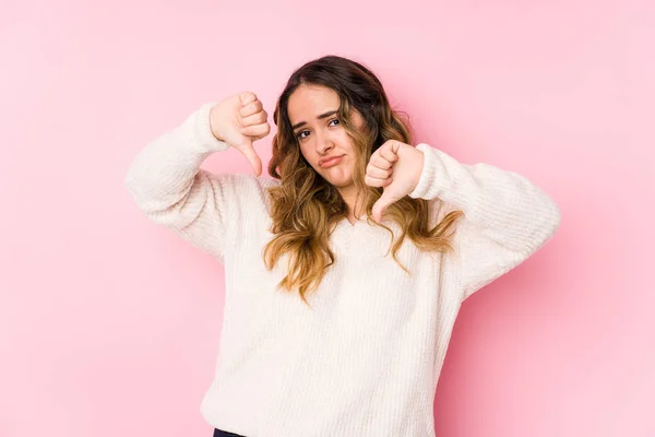 Mujer Joven Con Curvas Posando Fondo Rosa Aislado Mostrando Pulgar — Foto de Stock