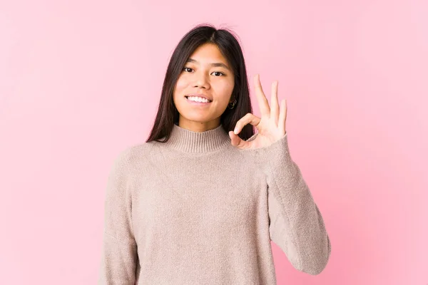Joven Mujer China Posando Aislado Alegre Confiado Mostrando Gesto —  Fotos de Stock
