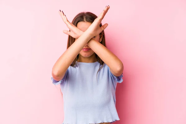 Mujer Caucásica Joven Con Una Ropa Esquí Aislada Manteniendo Dos —  Fotos de Stock