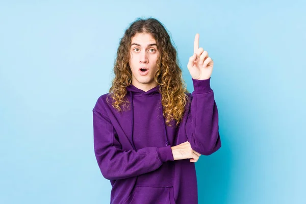 Homem Cabelo Longo Posando Isolado Tendo Alguma Grande Ideia Conceito — Fotografia de Stock