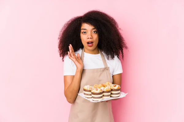 Jovem Pasteleiro Afro Mulher Segurando Cupcakes Isoladojovem Padeiro Afro Surpreso — Fotografia de Stock