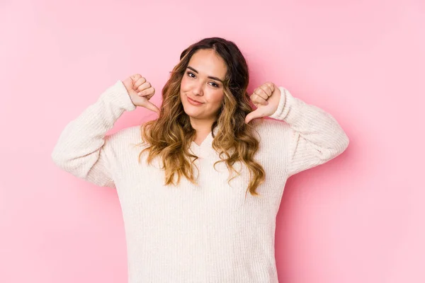 Ung Kurvig Kvinna Poserar Rosa Bakgrund Isolerad Känns Stolt Och — Stockfoto