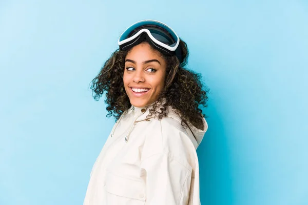 Jovem Esquiador Afro Americano Isolado Olha Para Lado Sorridente Alegre — Fotografia de Stock