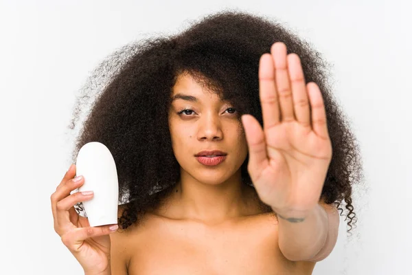 Jovem Afro Mulher Segurando Hidratante Isolado Com Mão Estendida Mostrando — Fotografia de Stock