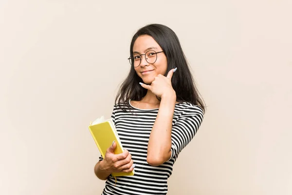 Junge Asiatische Studentin Hält Ein Buch Der Hand Das Eine — Stockfoto