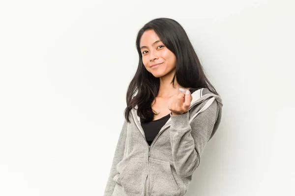 Genç Fitness Çinli Kadın Seni Işaret Ediyor Sanki Davet Ediliyormuşsun — Stok fotoğraf