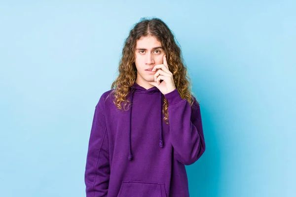 Homem Cabelo Longo Posando Unhas Mordedoras Isoladas Nervoso Muito Ansioso — Fotografia de Stock