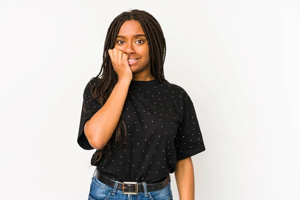 Mujer Afroamericana Joven Aislada Sobre Fondo Blanco Mordiendo Las Uñas — Foto de Stock